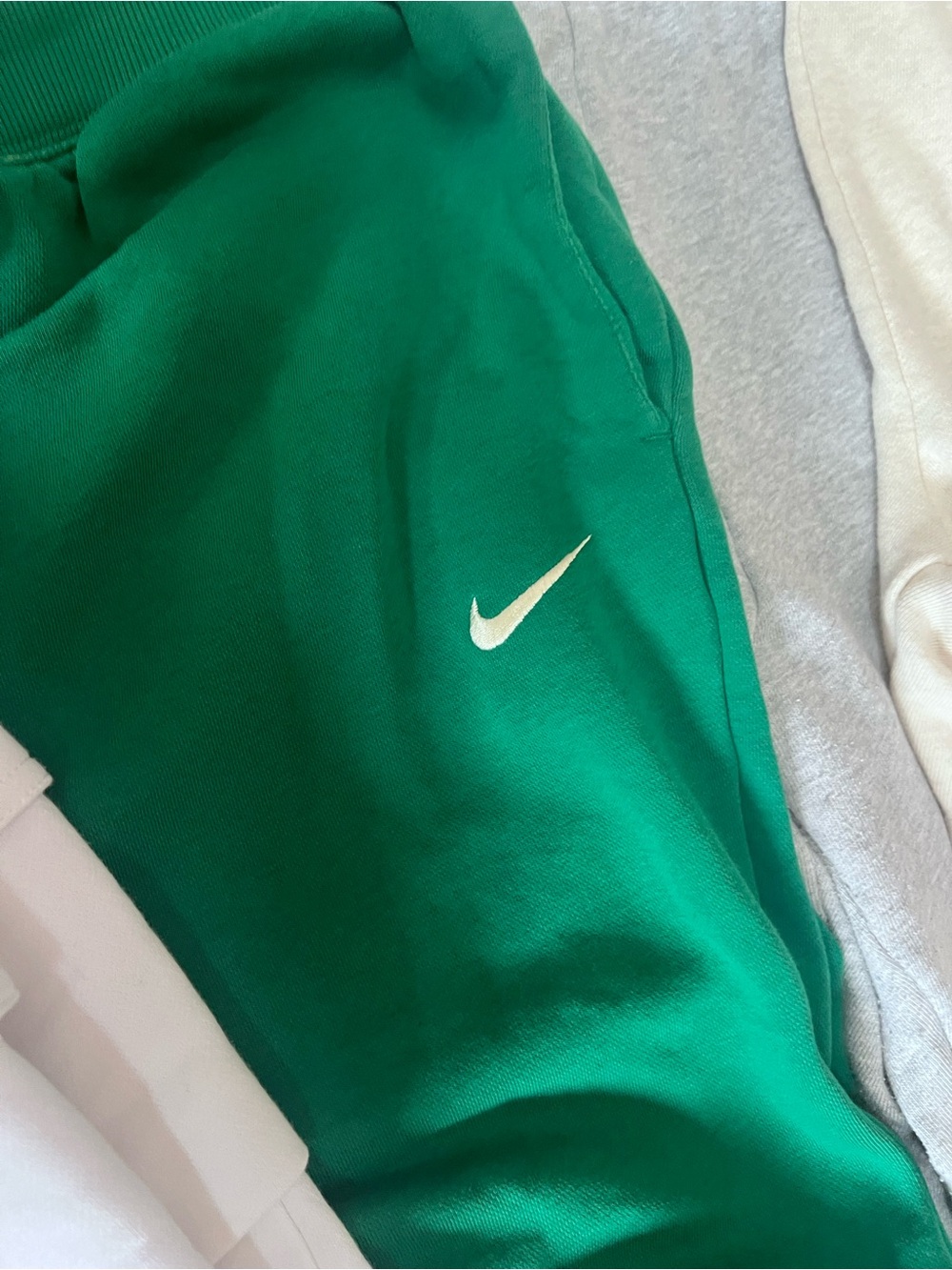 Lot of 4- includes 2 pair Nike and 2 pair Aeropostale. All size adult/women XL - Picture 4 of 7